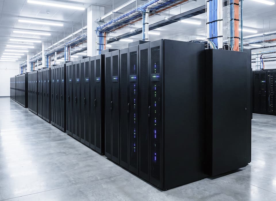 サーバールームに整列したネットワーク機器